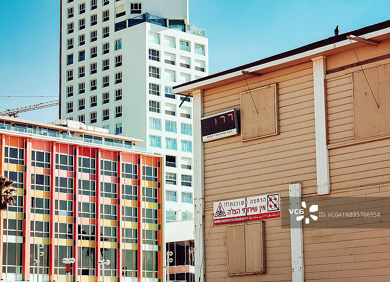 特拉维夫DAN豪华酒店的彩色外墙、救生员小屋和办公大楼图片素材