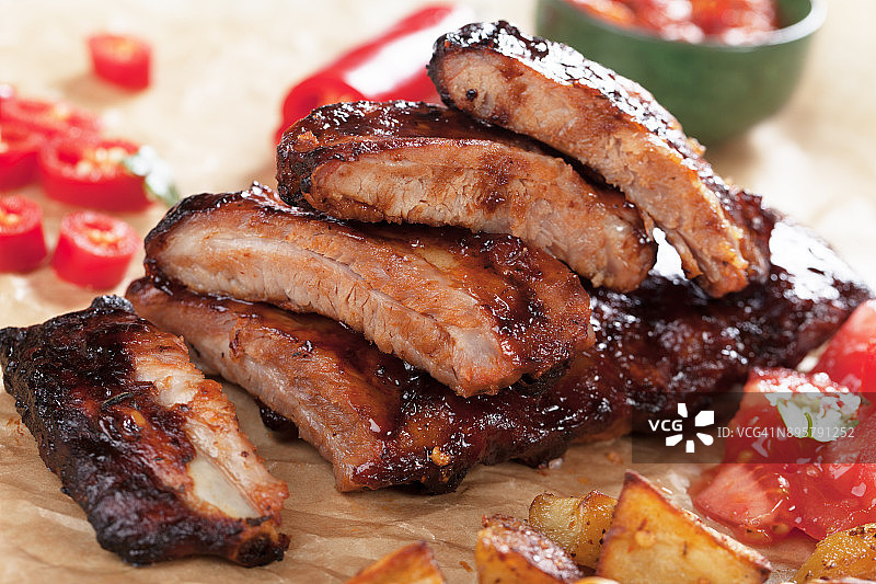 烤箱烤猪肋骨图片素材