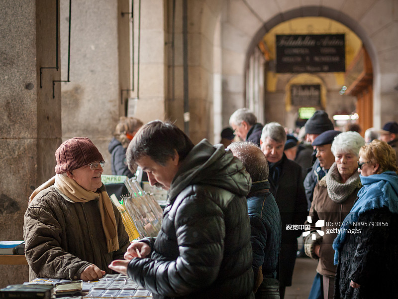 西班牙马德里：马约尔广场的跳蚤市场图片素材