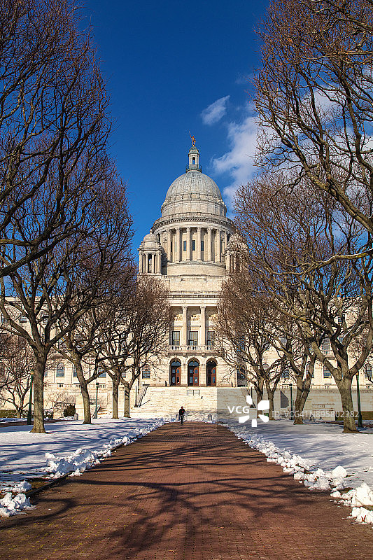 2017年罗德岛州议会大厦的雪景（竖版）图片素材