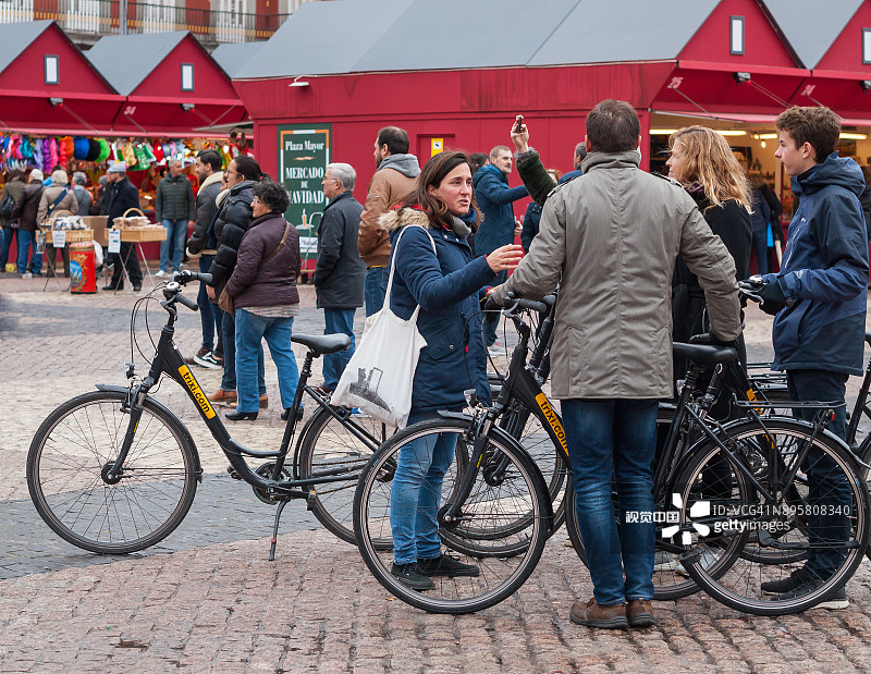 西班牙马德里马约尔广场自行车之旅图片素材