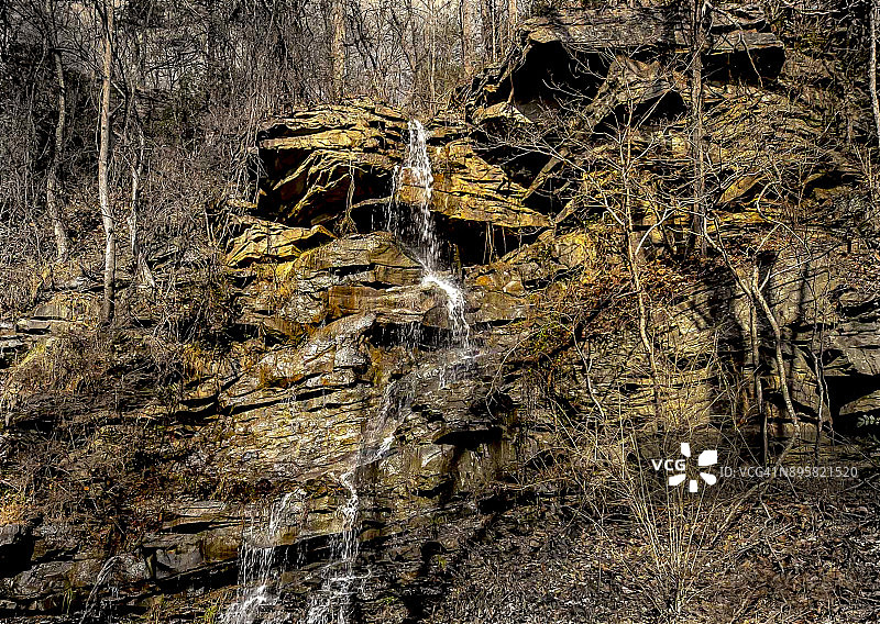 崎岖地形中的山间瀑布图片素材
