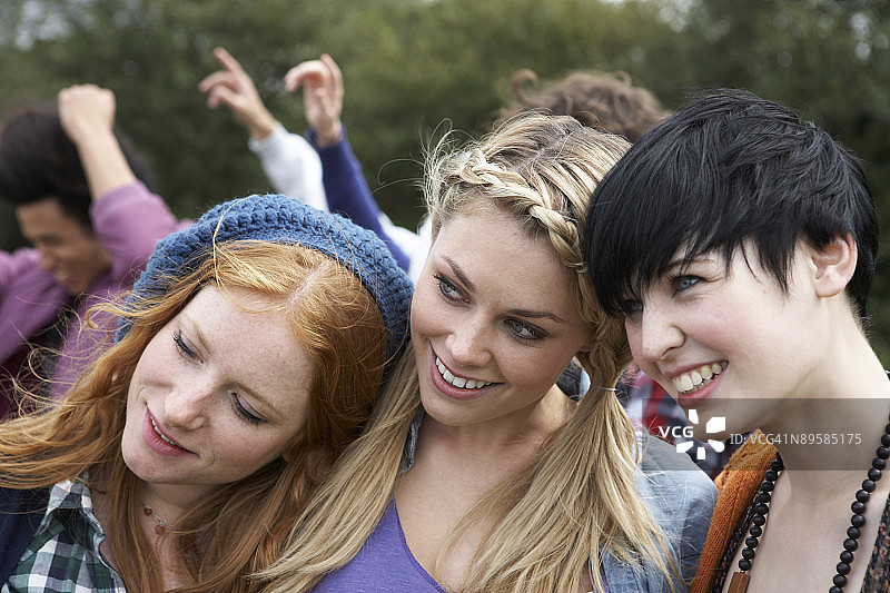 户外活动的三名女子图片素材
