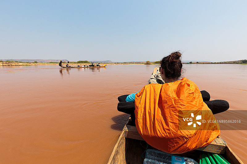 在马达加斯加的茨里比希纳河上划独木舟图片素材