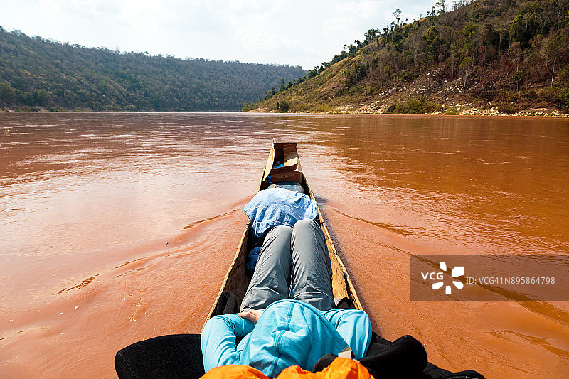 在马达加斯加的茨里比希纳河上划独木舟图片素材