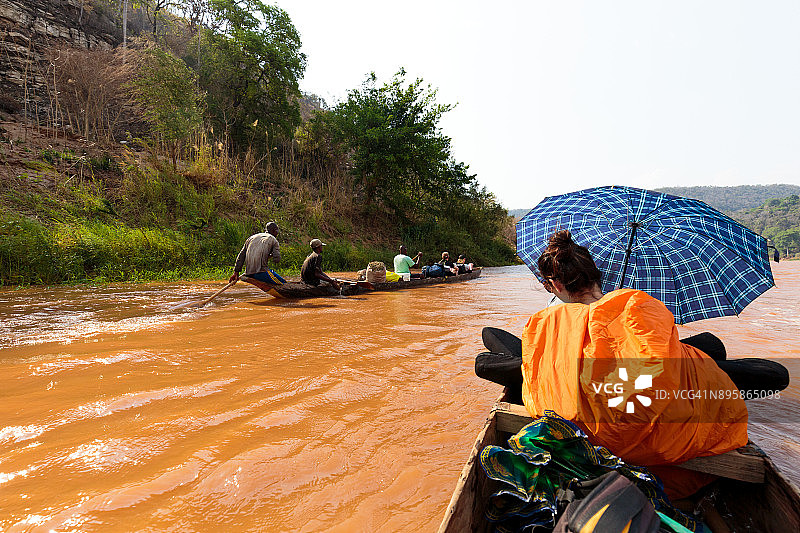 在马达加斯加的茨里比希纳河上划独木舟图片素材