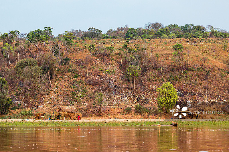 在马达加斯加的茨里比希纳河上划独木舟图片素材