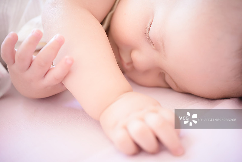 宝宝在床上睡觉图片素材