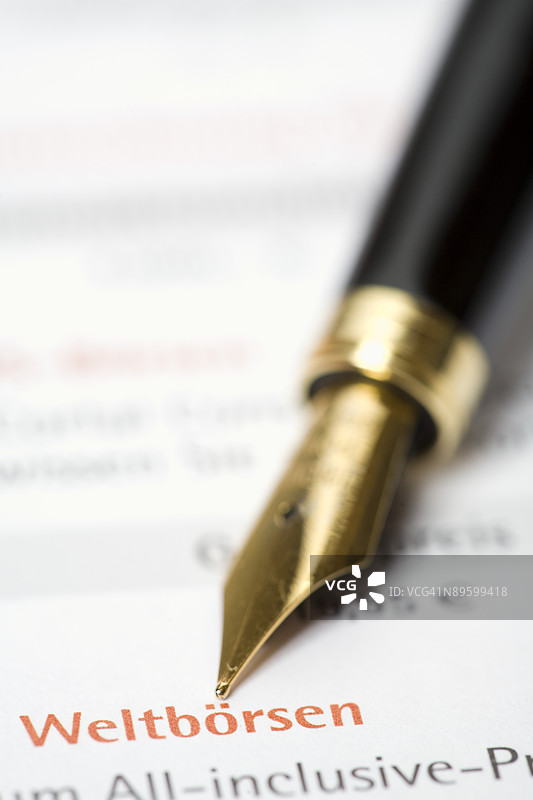 文件上的钢笔图片素材