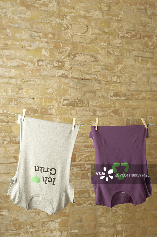 两件T恤挂在晾衣绳上图片素材