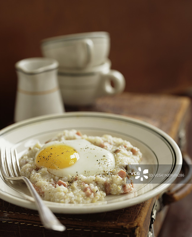 乡村火腿和煎蛋玉米粥图片素材
