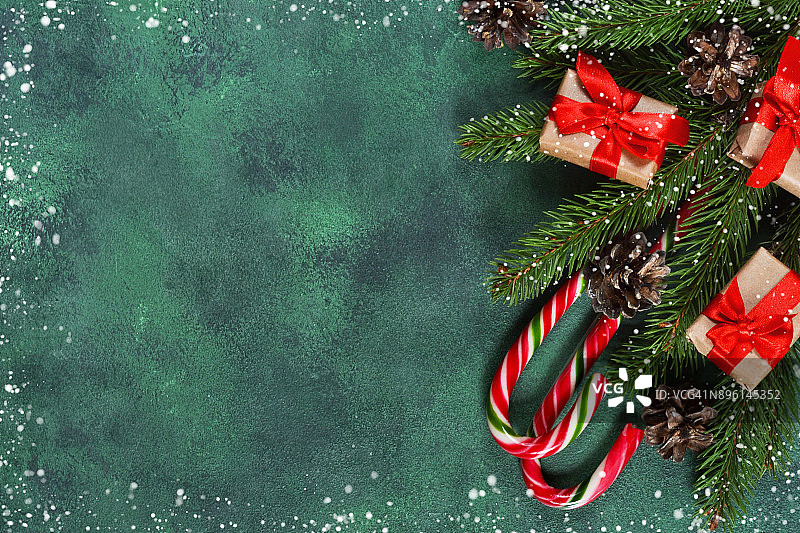 新年绿色背景与糖果、雪花和松果，新年快乐，圣诞快乐！图片素材