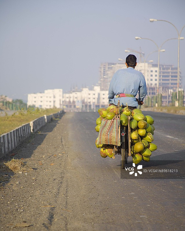 骑自行车卖椰子的男人图片素材