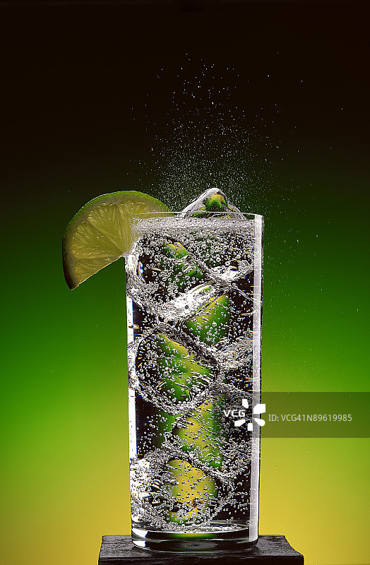 一杯气泡苏打水图片素材