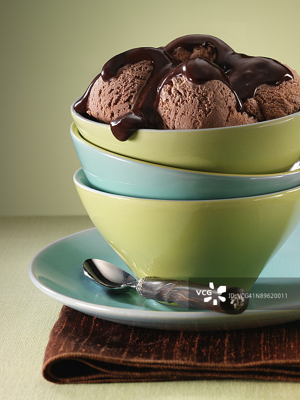 巧克力冰淇淋堆在碗里图片素材