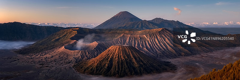 布罗莫火山的早晨景色全景图片素材