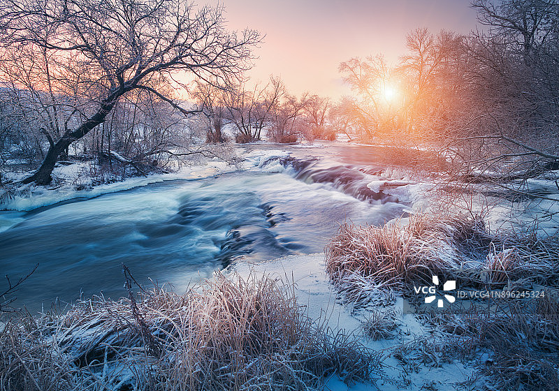 日落时分的冬季森林河流美景图片素材