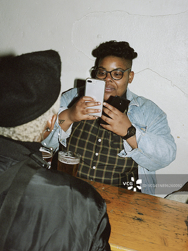 在伦敦的俱乐部里拍照图片素材