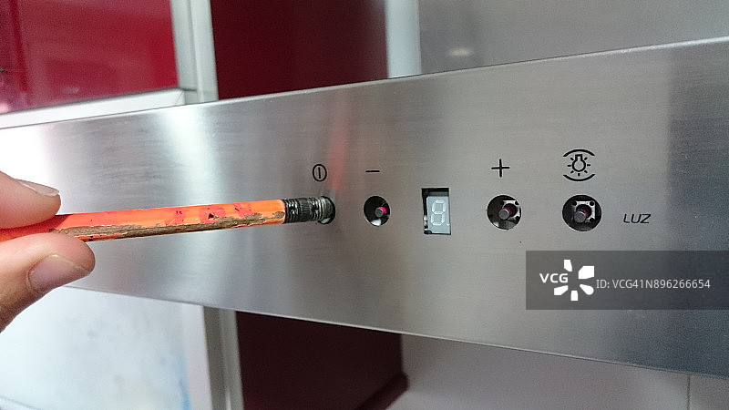 男人试图打开按钮坏了的厨房排气扇图片素材