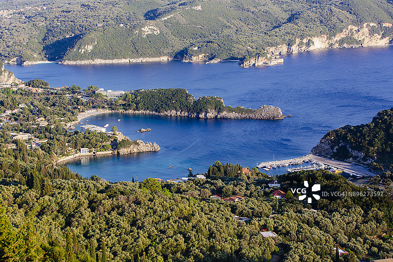 希腊科孚岛帕莱奥卡斯特里察的心形海湾图片素材