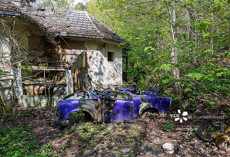 德国乌瑟多姆岛废弃房屋旁的DDR老爷车残骸图片素材