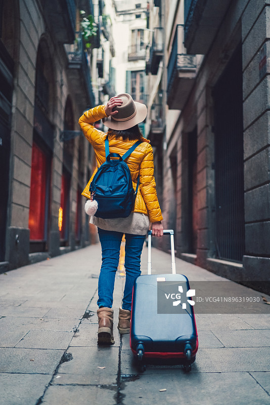 女孩探索巴塞罗那图片素材