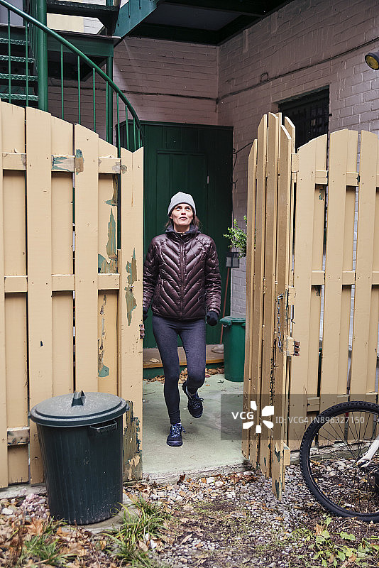 冬季女性外出训练图片素材