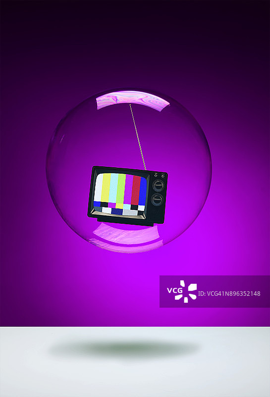 漂浮在气泡中的电视图片素材
