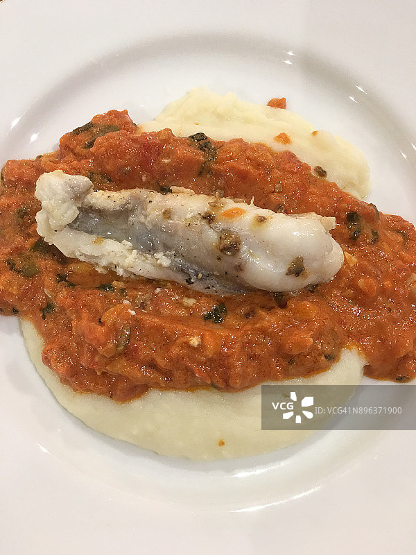 土豆泥上的安康鱼图片素材