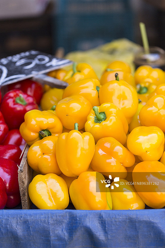 市场上出售的黄色彩椒图片素材