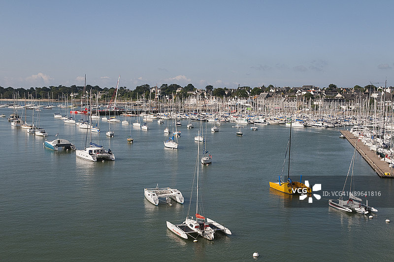 布列塔尼，拉特里尼泰-叙尔梅港口的船只图片素材