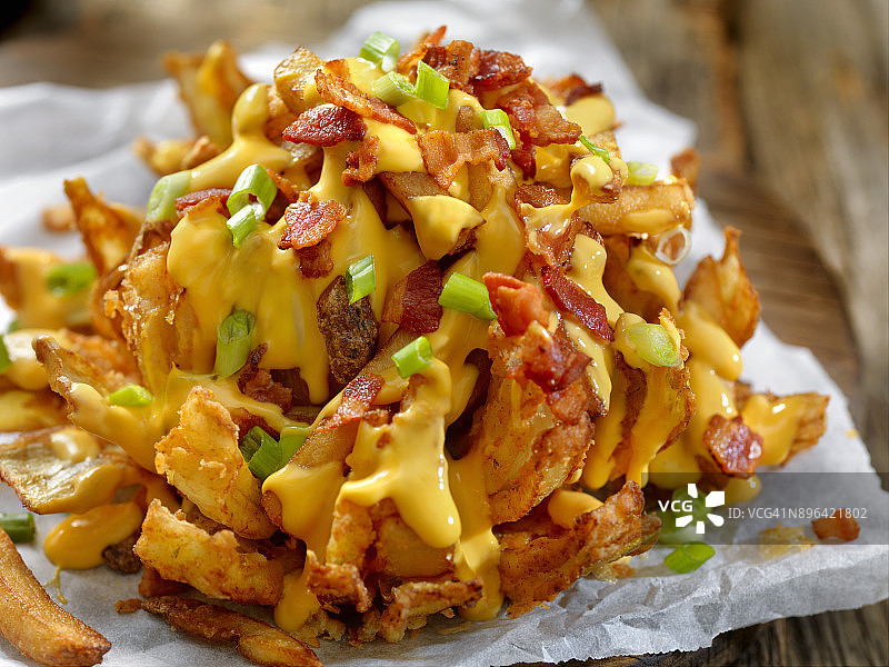 装满炸薯条、奶酪酱和培根的洋葱图片素材