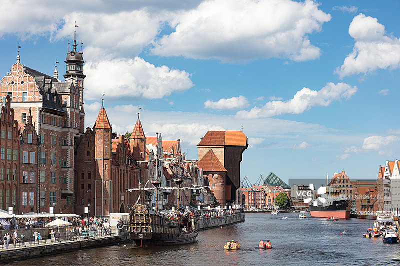 莫尔塔瓦河穿过格但斯克老城和旧船起重机，波兰图片素材