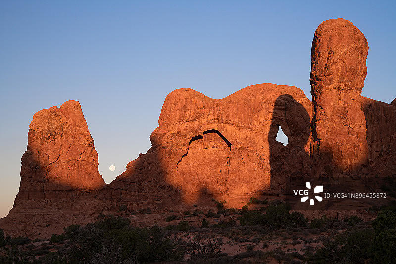 炮塔拱门日出时的月落图片素材