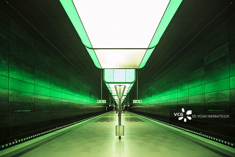 德国汉堡的绿色灯光地铁站图片素材