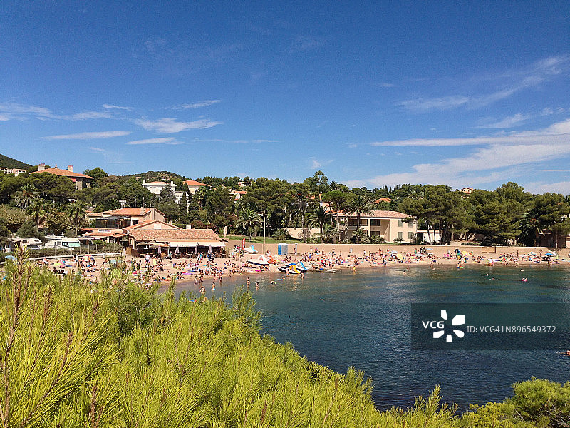 人们在法国地中海沿岸的小海滩上放松图片素材