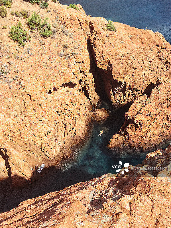 俯视在法国地中海沿岸平静海湾游泳的人们图片素材
