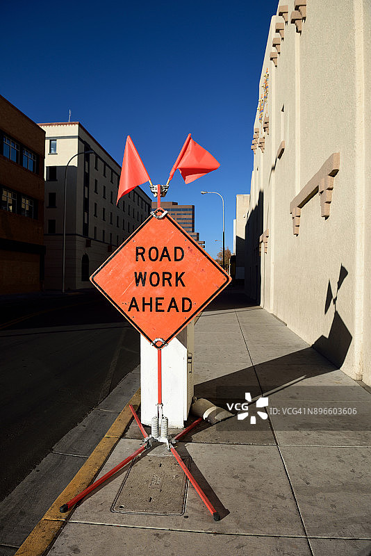 美国新墨西哥州阿尔伯克基前方道路施工标志图片素材