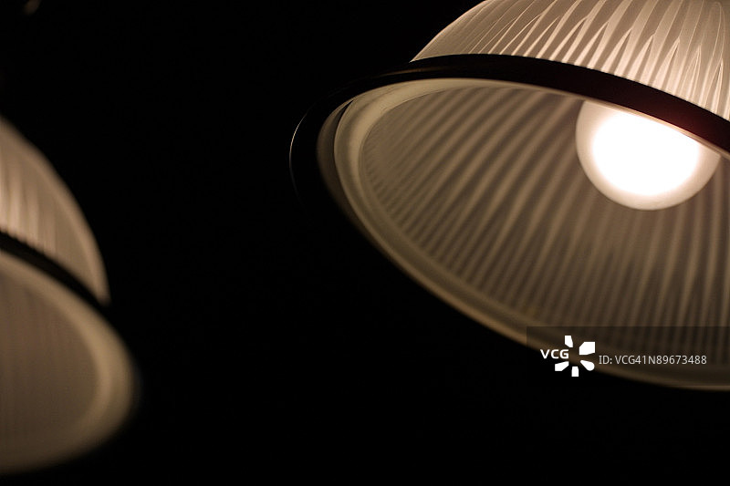 带华丽灯罩的台灯图片素材