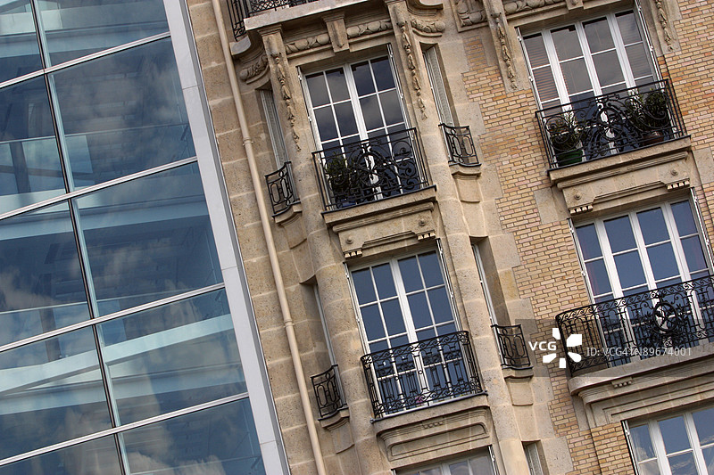 城市中的撞色建筑风格图片素材