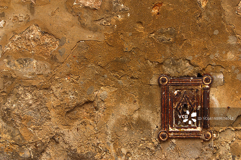 风化外墙上的生锈开关板图片素材