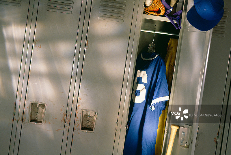 储物柜里的棒球服和装备图片素材