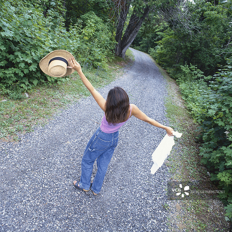站在森林碎石路上的女子图片素材