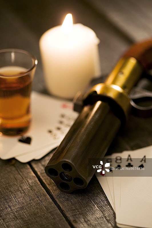 蜡烛、小酒杯、扑克牌和手枪图片素材