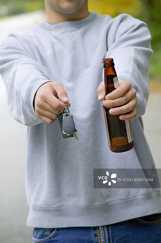 男人拿着玻璃瓶图片素材