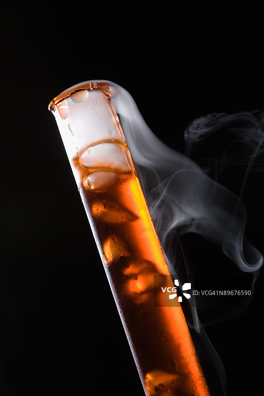 试管中冒烟的神秘液体图片素材