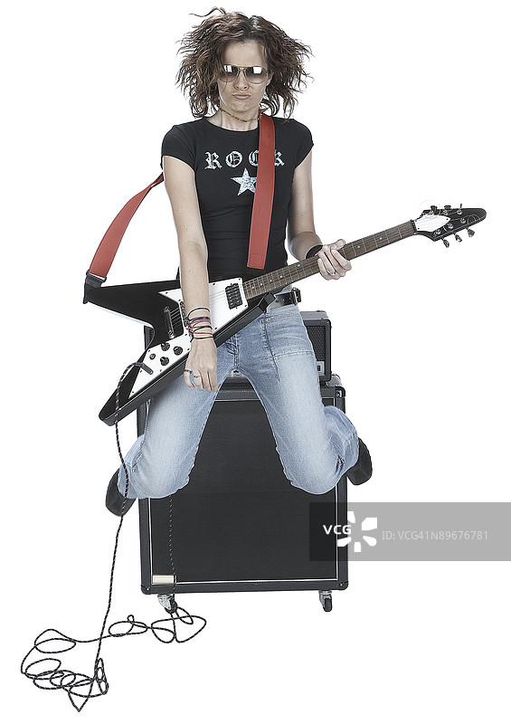 女性摇滚歌手弹吉他图片素材