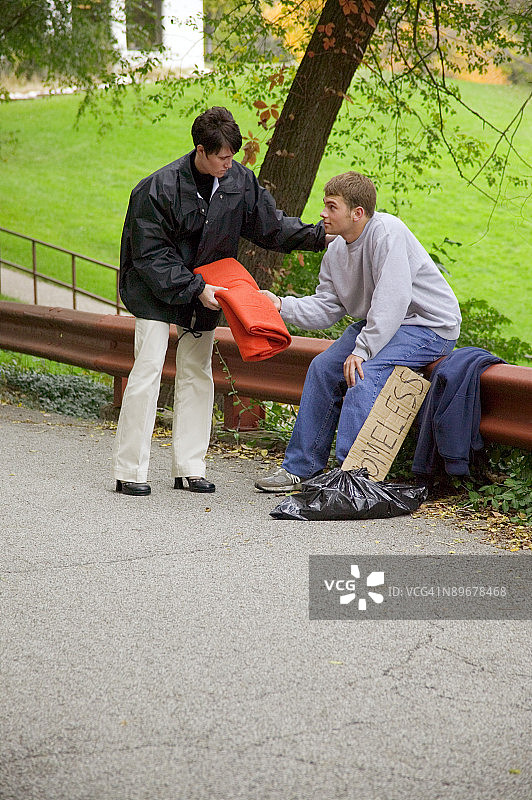 社工帮助无家可归的青少年图片素材