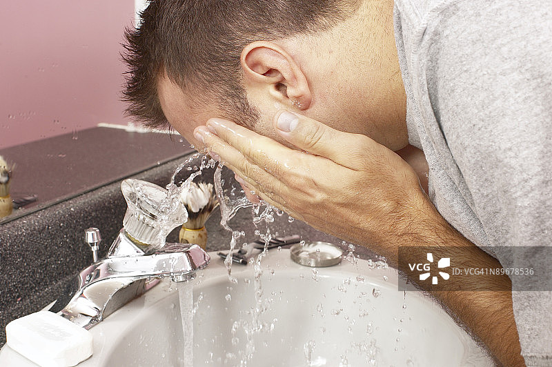 男人洗脸图片素材