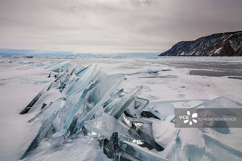 贝加尔湖上的透明冰面图片素材
